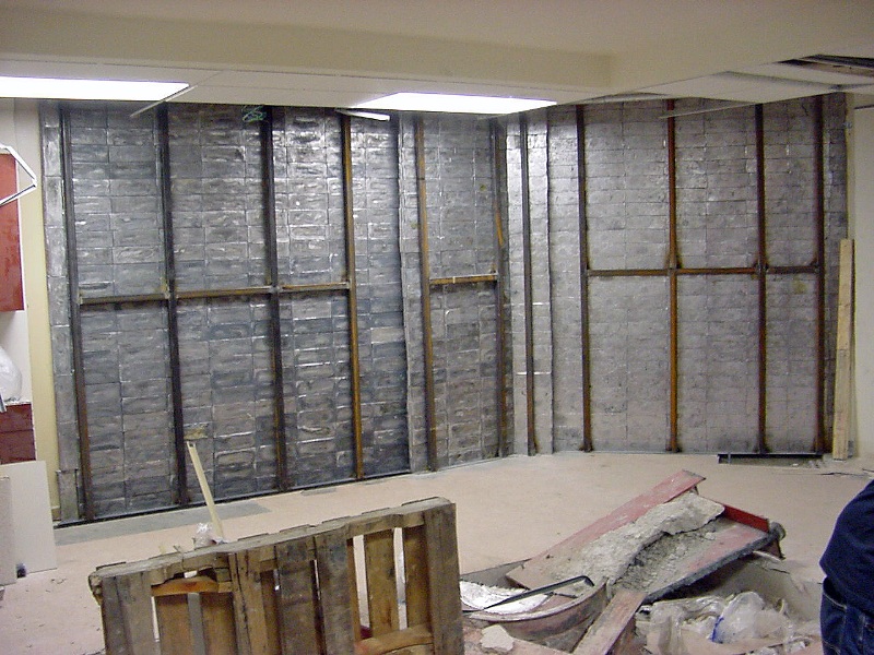 Full-height interlocking lead brick wall for a linear accelerator vault